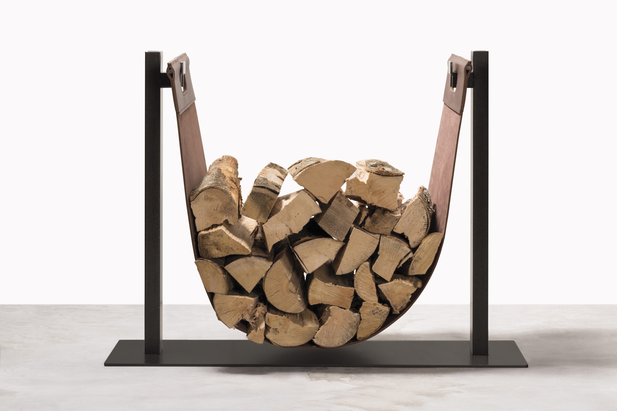 6001_Bormio firewood carrier_LIFESTYLE01