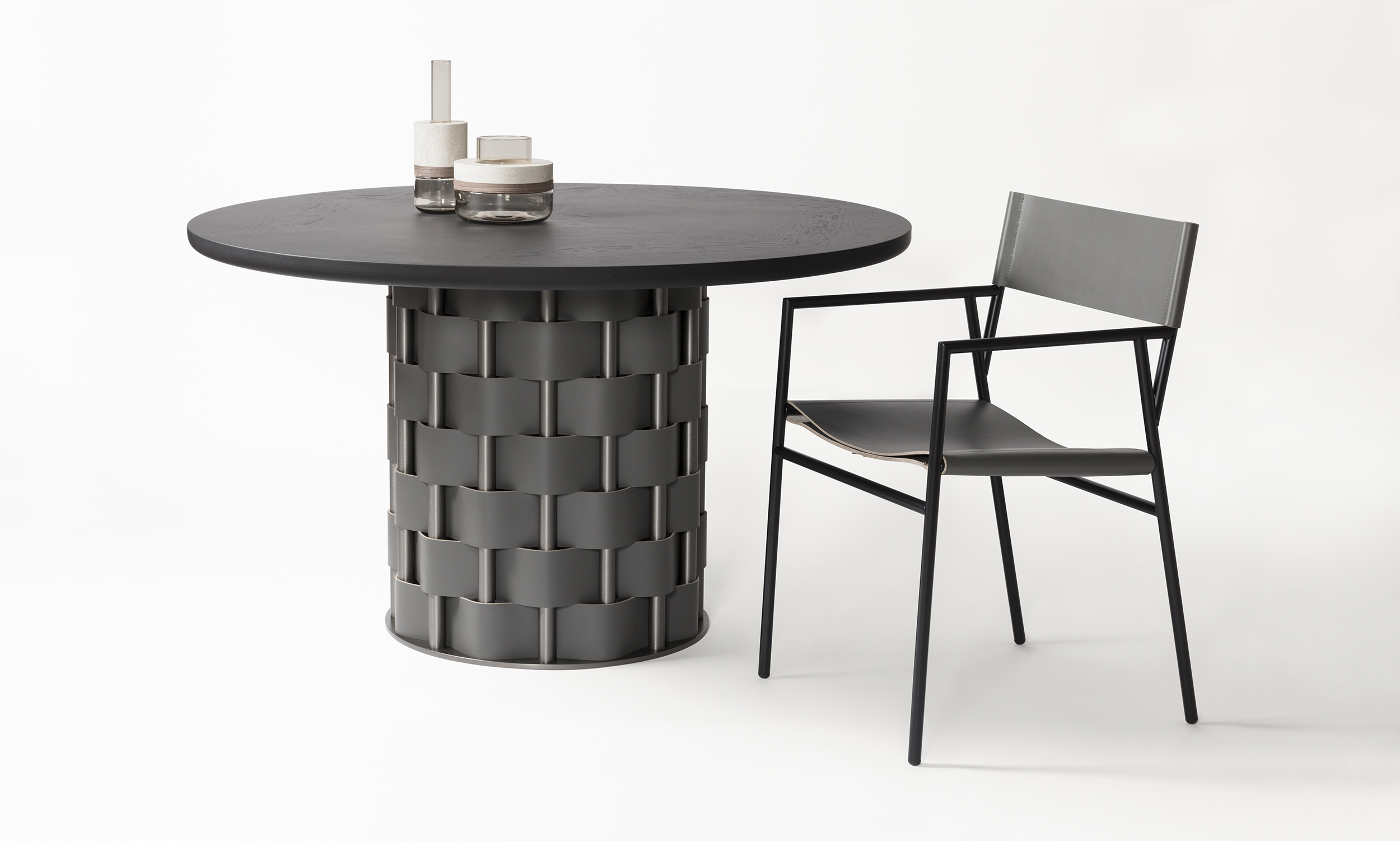 9006_9215_6400_6041_Belvedere_console_Caballé_armchair_Cliff_vases_LIFESTYLE01