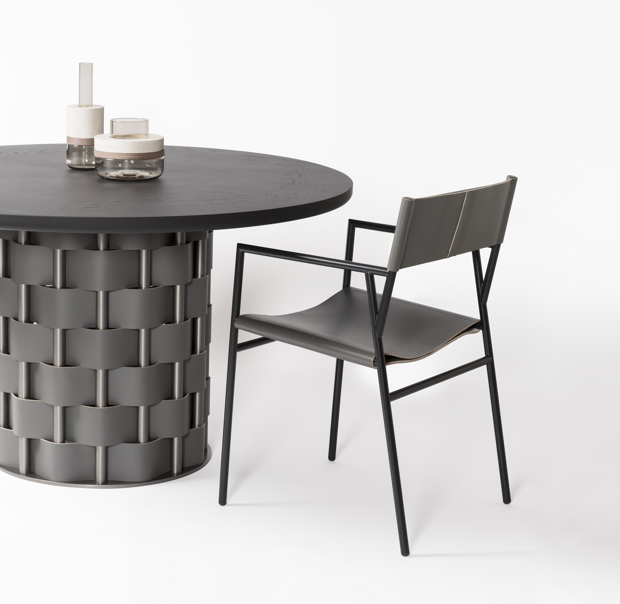 9006_9215_6400_6041_Belvedere_console_Caballé_armchair_Cliff_vases_LIFESTYLE02