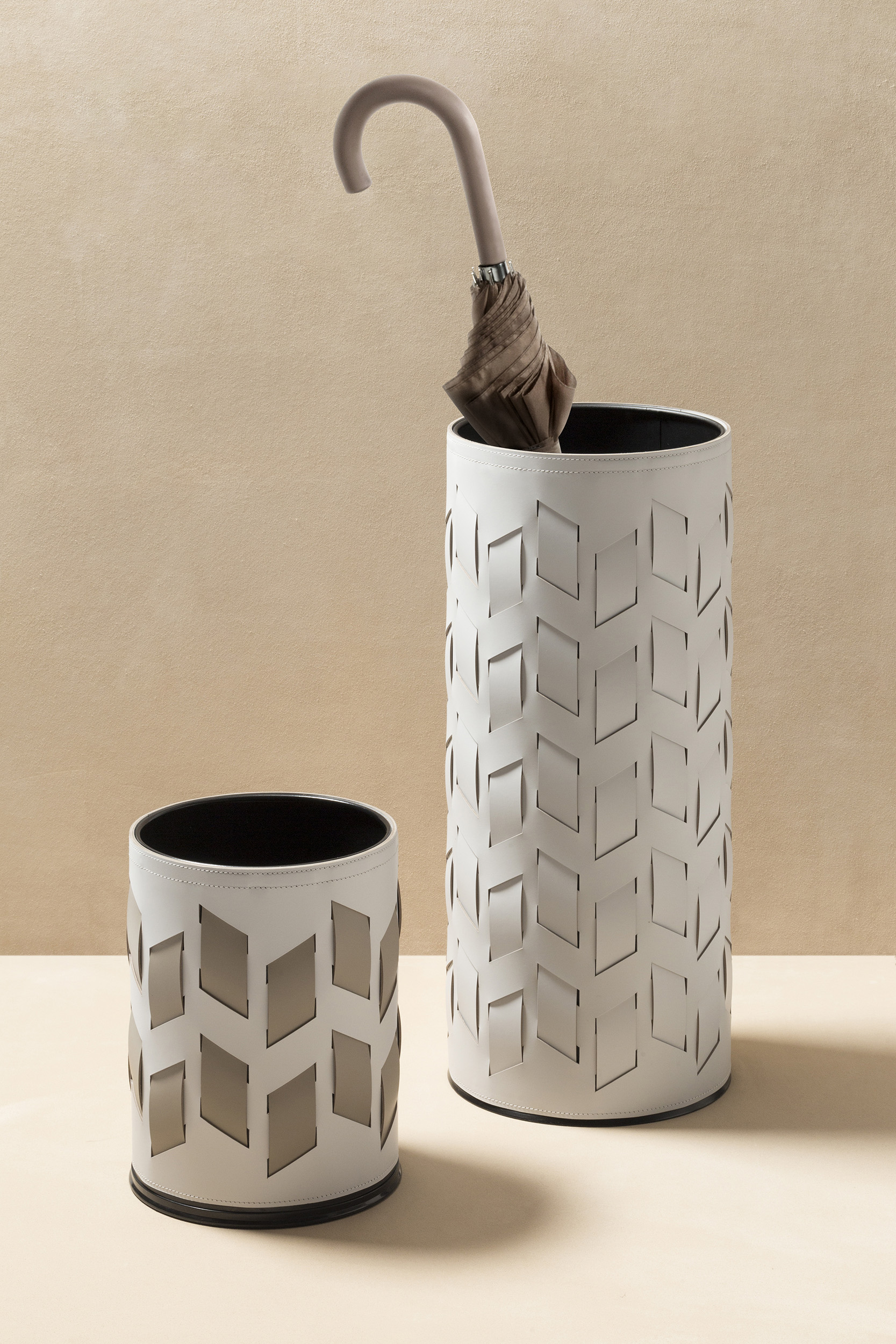 TCR1225BIC_TCR1227_Bino_bin_and_umbrella_stand_with_metal_LIFESTYLE01