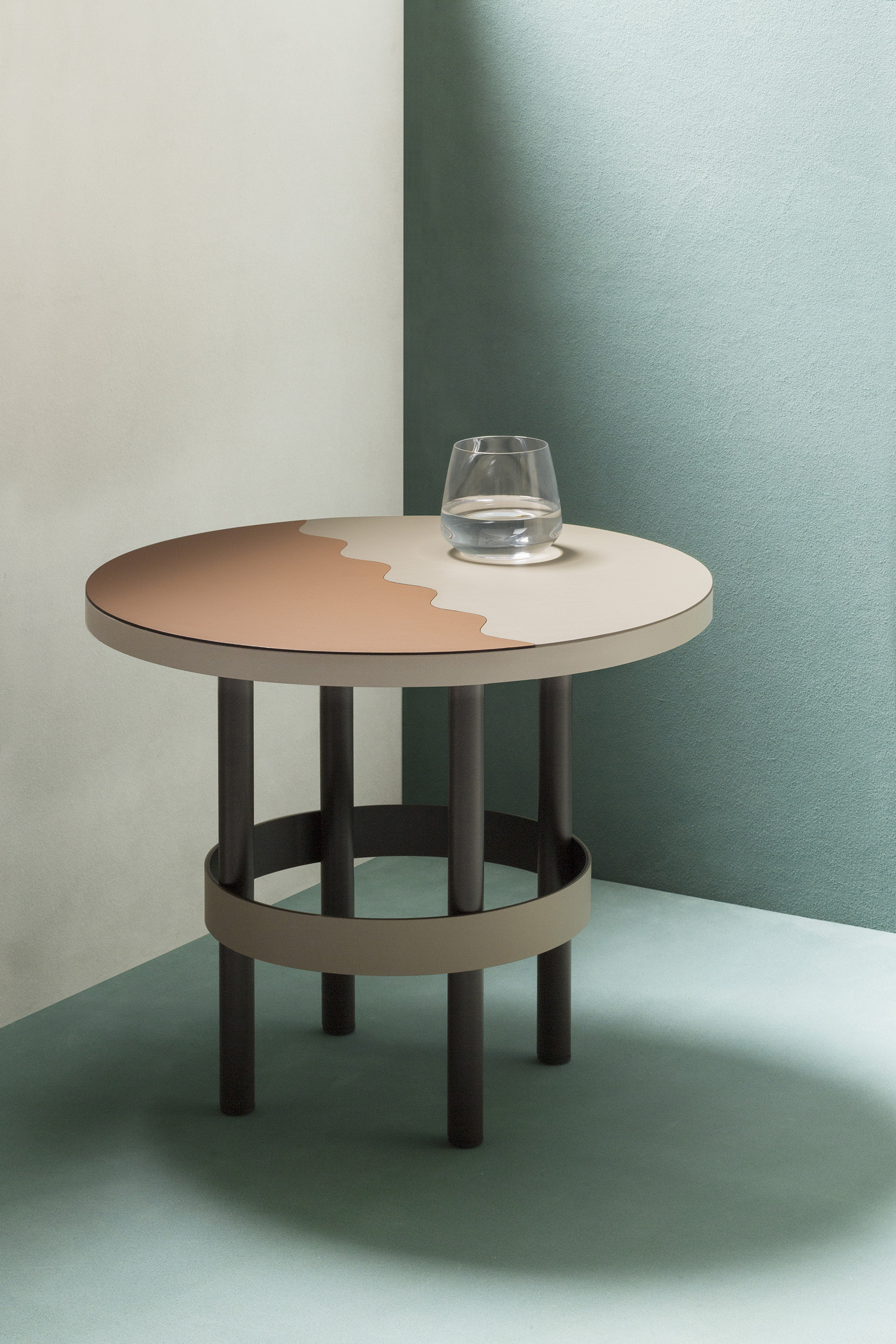 TCR5381_Planet_table_small_high_LIFESTYLE01