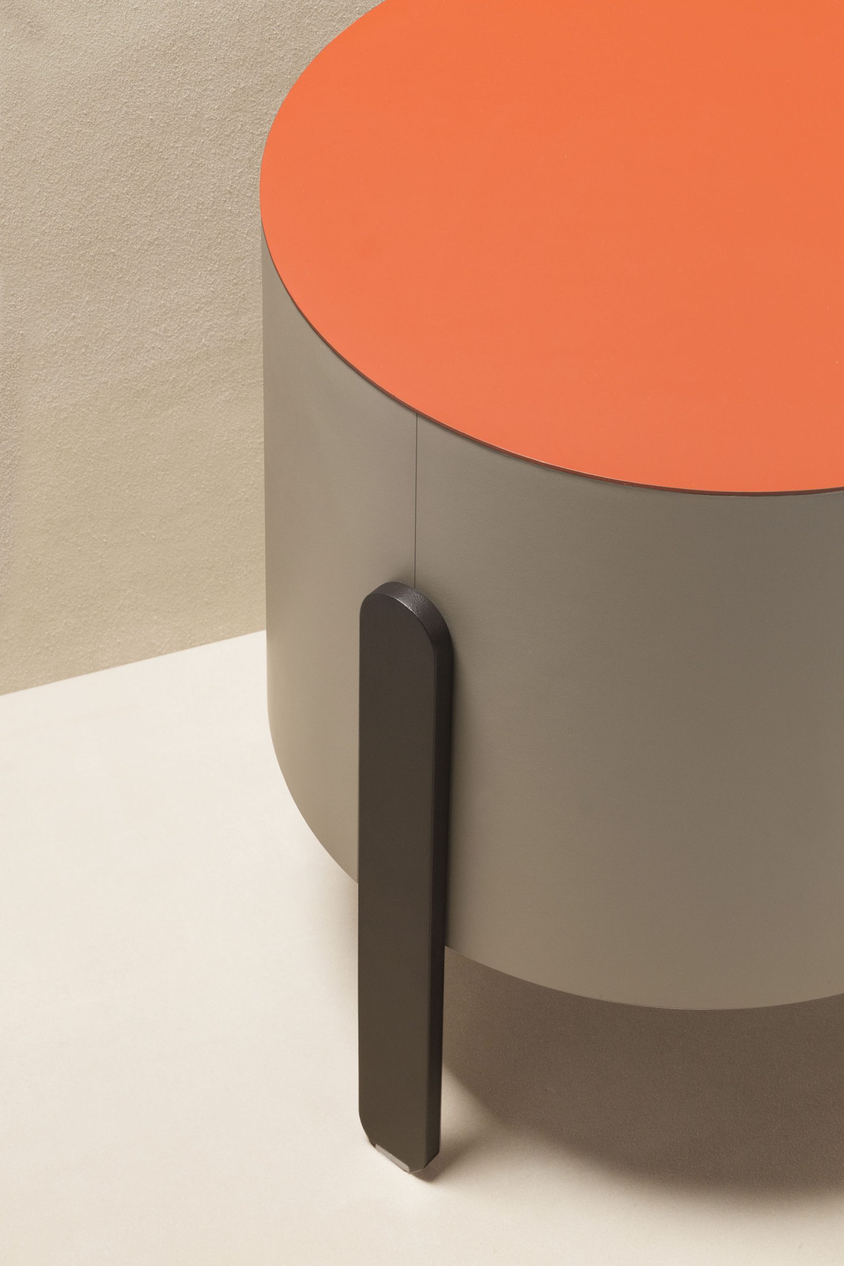 TCR9235BIC_Maui_Stool_Bicolor_T25orange-T20mud_DETAIL01