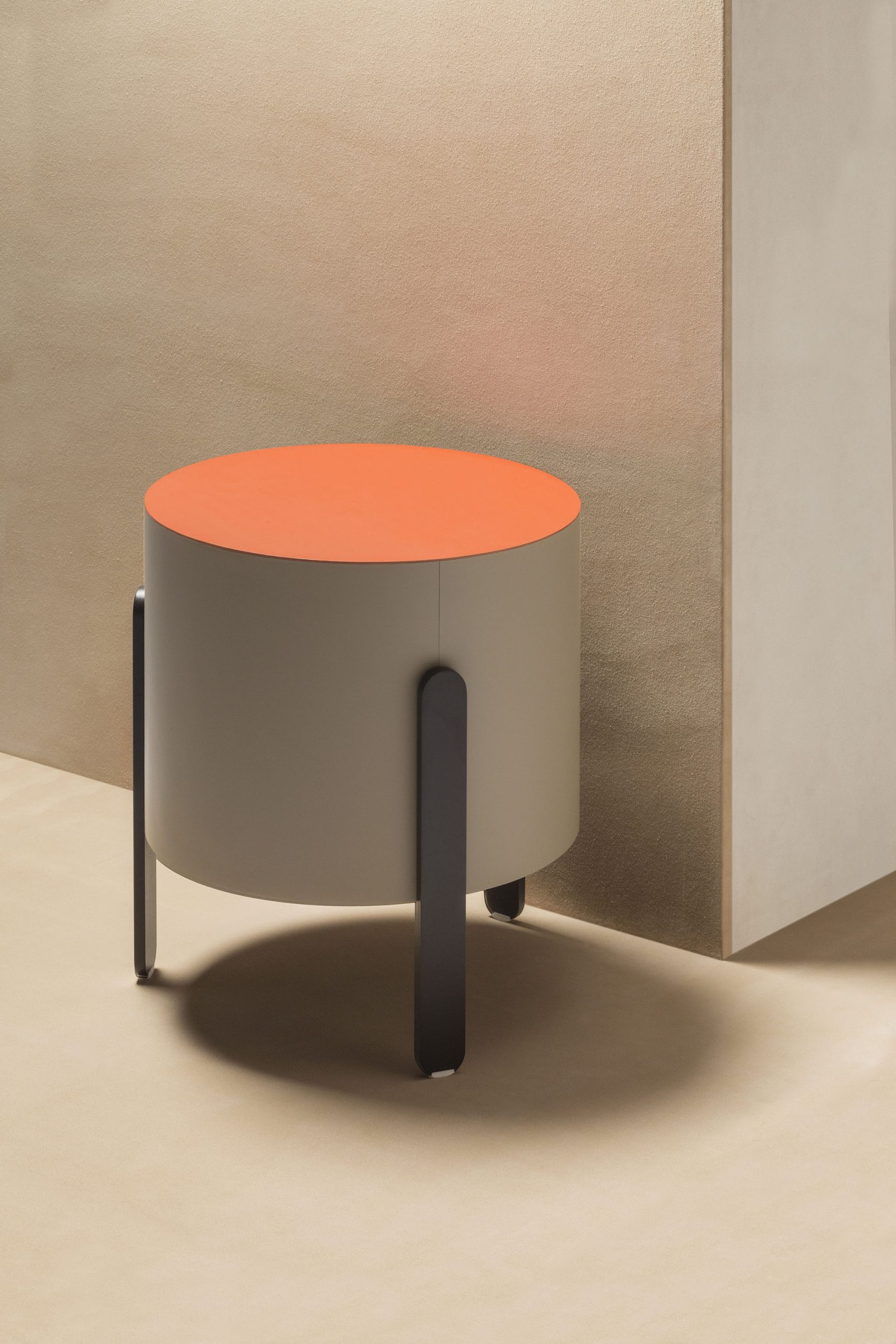TCR9235BIC_Maui_Stool_Bicolor_T25orange-T20mud_LIFESTYLE01
