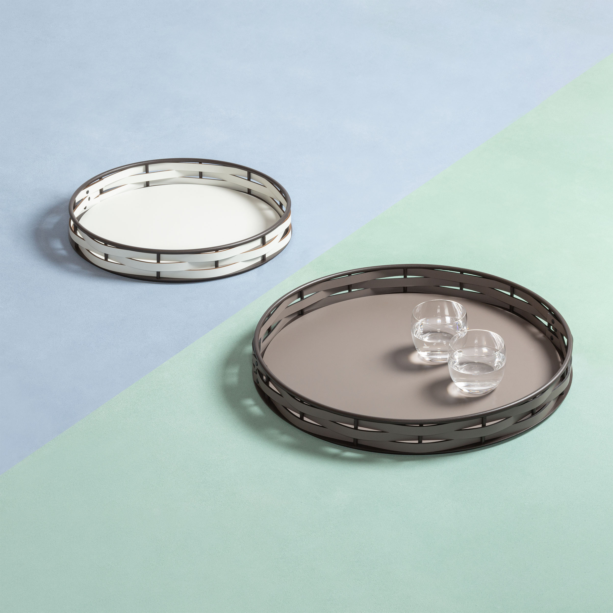 TCR5807_TCR5808_Nassa_Trays_Round_SMALL_T15OffWhite_LARGE_T17Smoke_LIFESTYLE01